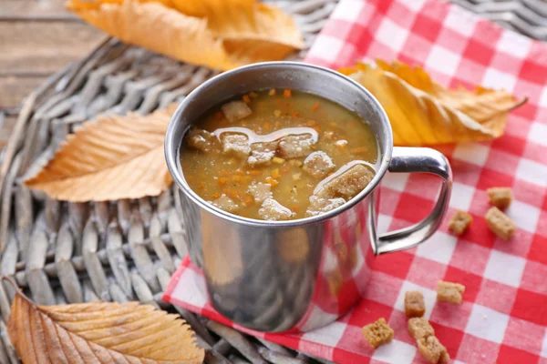 Kubek zupy na wiklinowe Mata zbliżenie — Zdjęcie stockowe