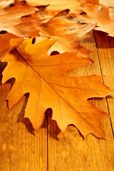 Yellow autumn leaves on wooden table, close-up — Stock Photo, Image