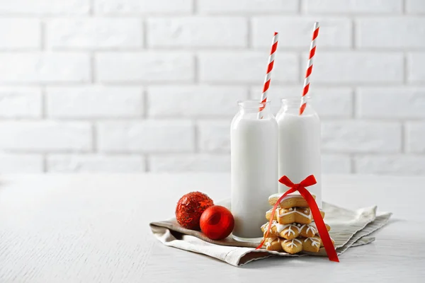 Hermosa composición con galletas de Navidad y leche — Foto de Stock