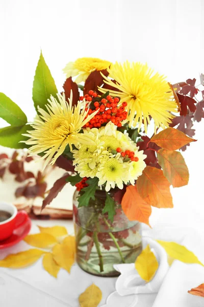 Belo buquê de outono com flores de crisântemos, no peitoril da janela — Fotografia de Stock