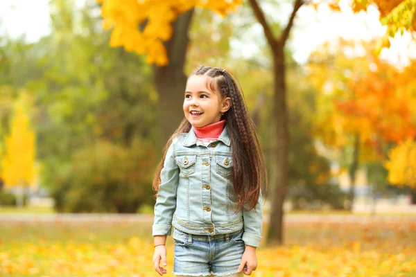 Leuk meisje spelen met zeepbellen in park — Stockfoto