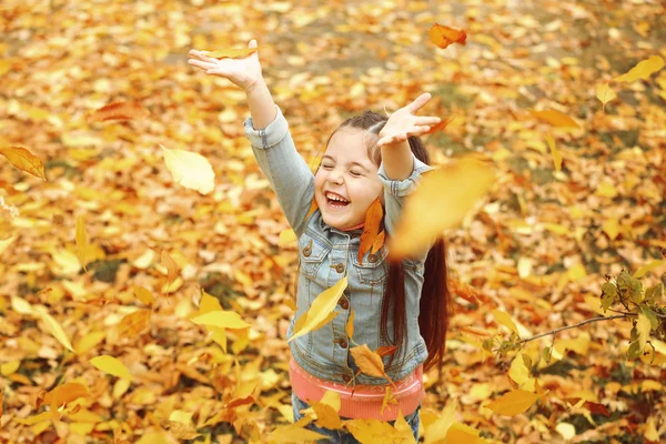 Ευτυχισμένη κοπέλα στο πάρκο φθινόπωρο — Φωτογραφία Αρχείου