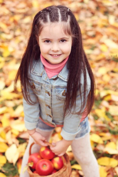 Gelukkig jong meisje in herfst park — Stockfoto