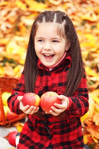 사과, 야외를 들고 아름 다운 어린 소녀 — 스톡 사진