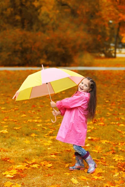 Bella bambina con ombrellone nel parco — Foto Stock