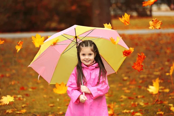 Bella bambina con ombrellone nel parco — Foto Stock