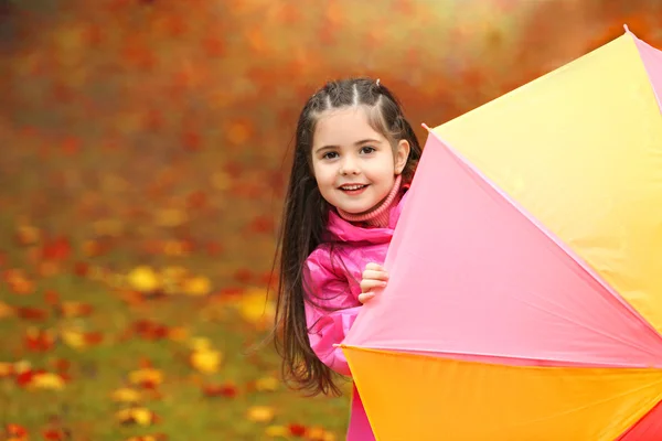 公園で傘を持つ美しい少女 — ストック写真