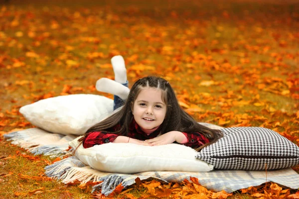 Ekose sonbahar Park yatan mutlu genç kız — Stok fotoğraf