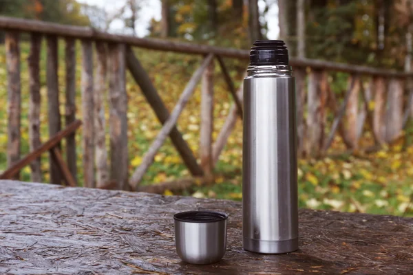 Thermos su un tavolo all'aperto — Foto Stock