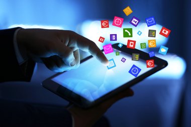 İşadamı tablet-pc ile çalışma