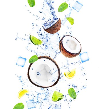 Hindistancevizi, dilim limon ve limes nane yaprakları ile