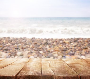 Sahilde ahşap plakalar