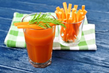 Bardak havuç suyu masada sebze dilimleri ile yakın çekim