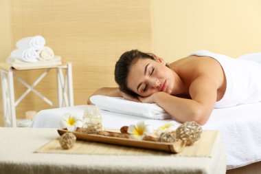 Masaj masasındaki genç kadın. 