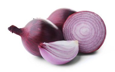 Beyaz izole kırmızı dilimlenmiş soğan
