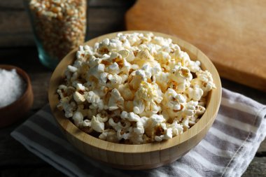 Yönetim Kurulu ve ahşap masa üzerinde Mısır bardak soyulmuş peçete üzerinde bir kase tuzlu popcorn