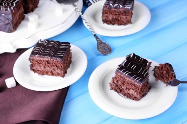 Tablo üzerinde mavi arka plan yakın çekim çikolatalı kek ile servis