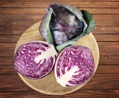 ahşap masa üstünde kırmızı lahana