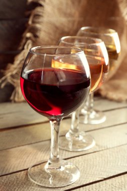 Ahşap arka plan üzerinde şarap bardakları bileşimi