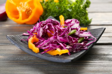 Kırmızı lahana salatası tabak portre görev yaptı.