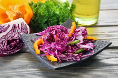Kırmızı lahana salatası tabak portre görev yaptı.