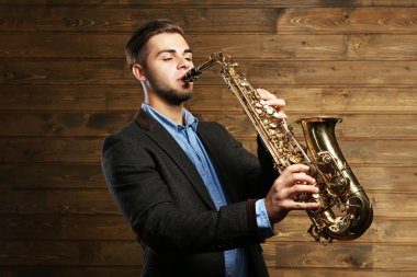 Saksafonla oynayan adam