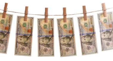 Kara para aklama - kavram dolar beyaz arka plan üzerinde izole kablosu üzerinde kurutma