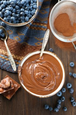 Çikolatalı Krema ve yaban mersini ile güzel kompozisyon