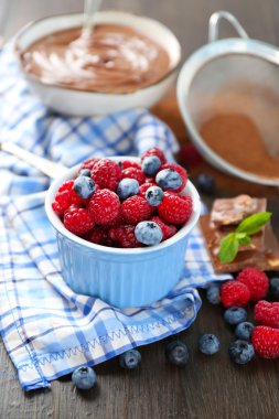 Çikolatalı Krema ve olgun çilek ile güzel kompozisyon