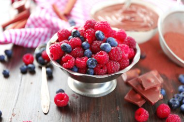 Çikolatalı Krema ve olgun çilek ile güzel kompozisyon