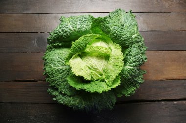 Savoy lahana ahşap zemin üzerinde