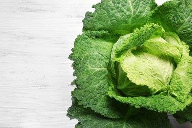 Savoy lahana hafif ahşap arka plan üzerinde kapat