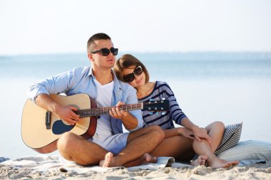 Nehir üzerinde genç Çift