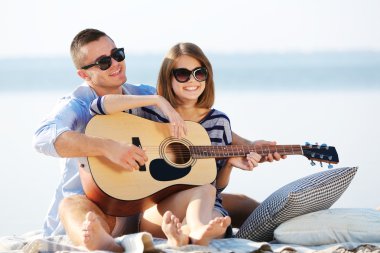 Nehir üzerinde genç Çift