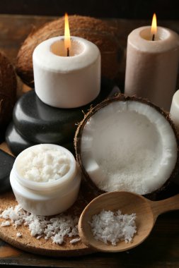 Spa Hindistan cevizi ürünleri koyu ahşap arka plan üzerinde