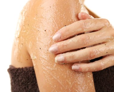 Beyaz izole vücut scrub kullanan kadın