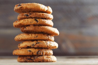 Ahşap masa üzerinde çikolata kırıntıları ile çerezleri kapatmak