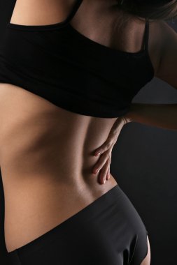 Güzel siyah iç çamaşırı koyu arka plan üzerinde ince kadın vücut