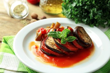 Ratatouille plaka, tablo arka plan üzerinde