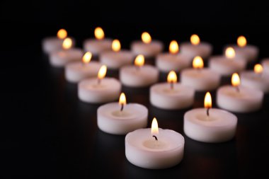 Satırdaki yanıyor mumlar