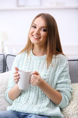 genç ve güzel kadın evde çay içme