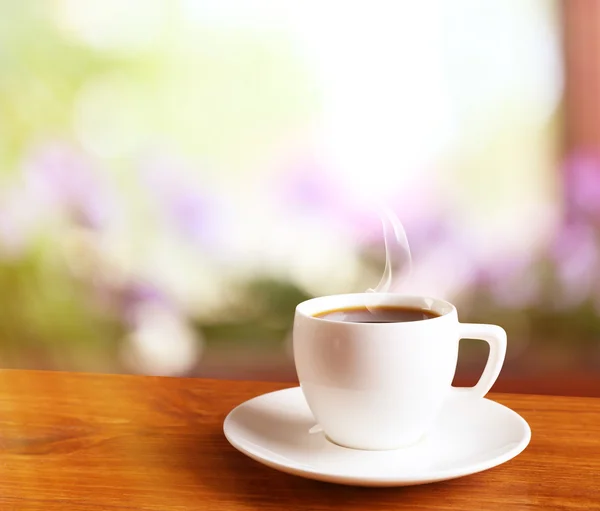 Xícara de café no fundo brilhante — Fotografia de Stock