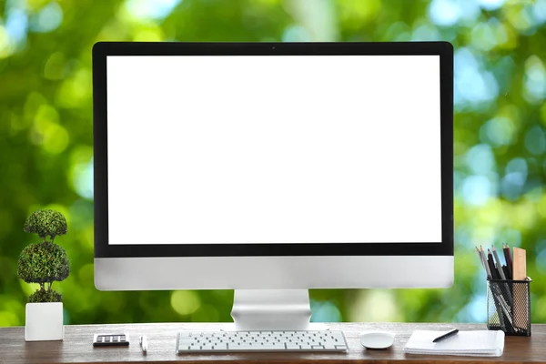 Computador na mesa de madeira — Fotografia de Stock