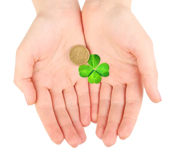 Clover blad och euro mynt i händerna — Stockfoto