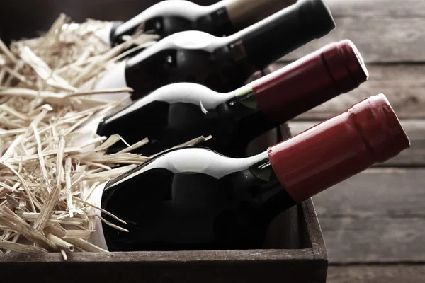 Tmavé láhve vína — Stock fotografie