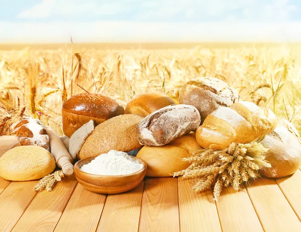 Frisches Brot auf dem Feld Hintergrund — Stockfoto