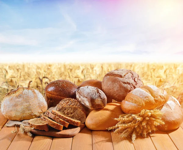 Frisches Brot auf Naturhintergrund — Stockfoto