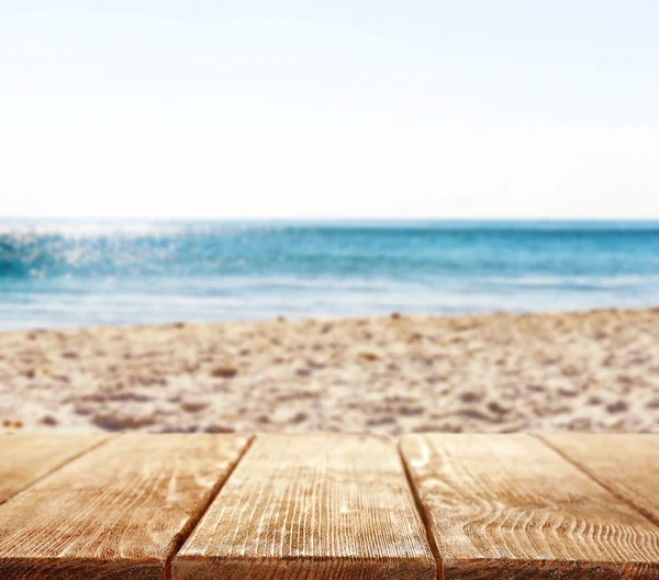 Tábuas de madeira na praia — Fotografia de Stock