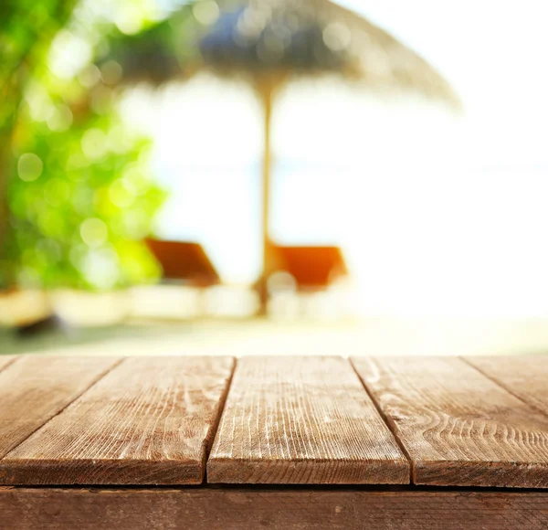 Trä skrivbord på stranden — Stockfoto