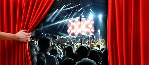 Cortina Vermelha Palco Concerto Ligeiramente Aberta — Fotografia de Stock